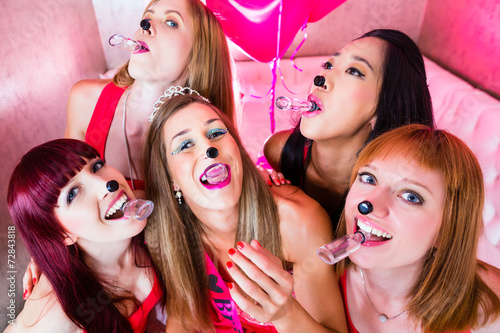 Frauen feiern Junggesellinnenabschied im Nachtclub