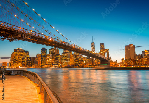Fototapeta Naklejka Na Ścianę i Meble -  Amazing Manhattan skyline and Brooklyn Bridge after sunset with
