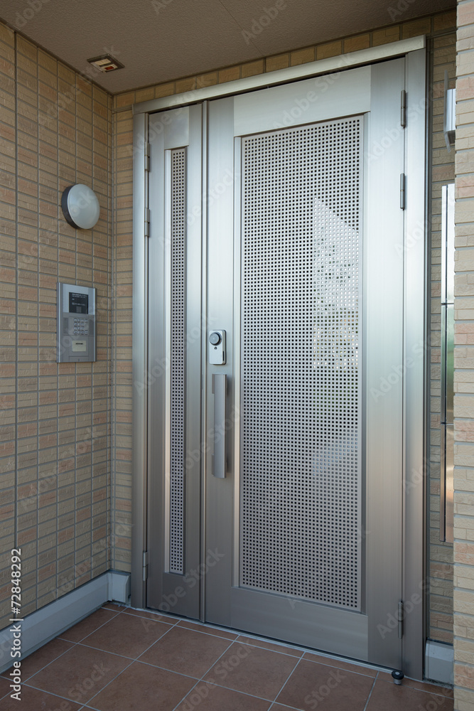 マンションの通用口