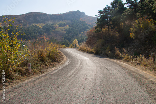 Mountain road © daizuoxin
