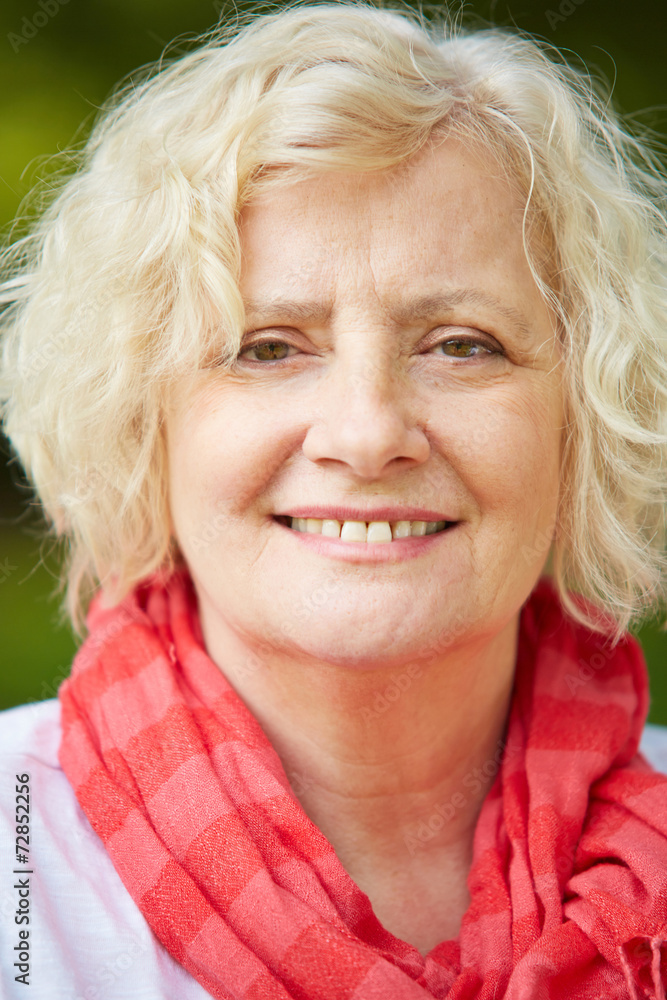 Portrait einer alten lächelnden Frau Portrait einer alten lächelnden Frau