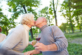 Paar Senioren beim Küssen im Garten