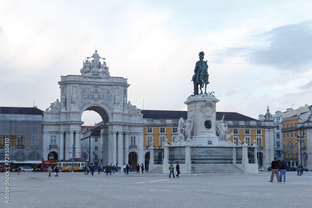 Praça do Comércio mit Statue und Triumphbogen in Lissabon