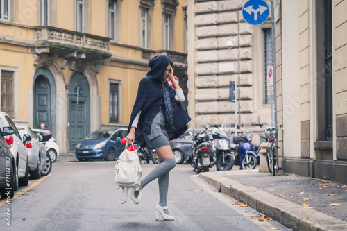 Foto Beautiful girl posing in the city streets