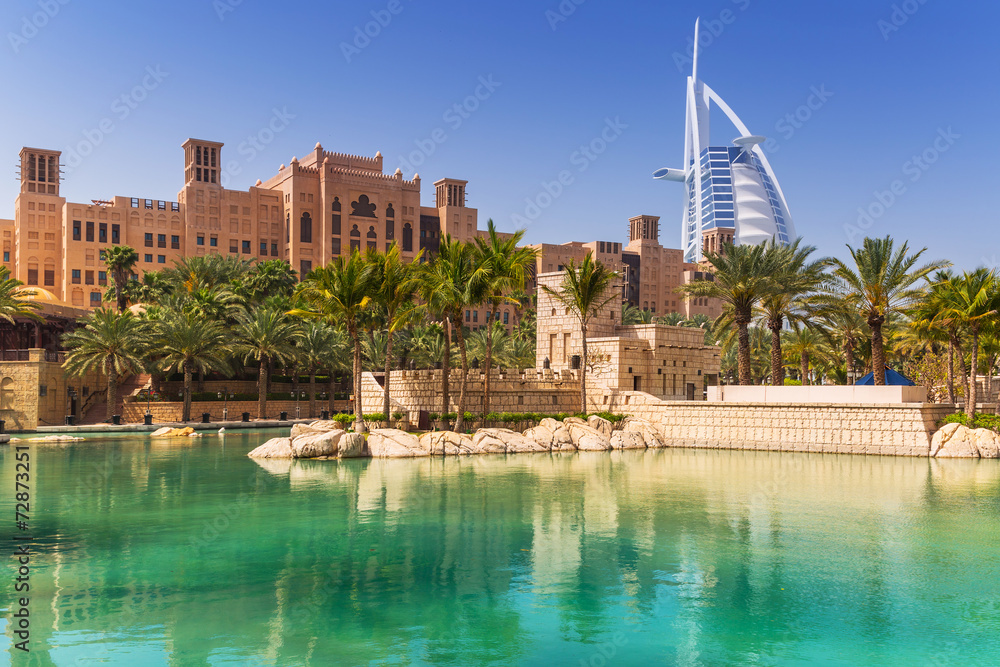 Obraz premium Niesamowita architektura tropikalnego kurortu w Dubaju, ZEA