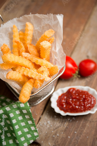 Pommes Frites aus frischen Kartoffeln mit Ketchup