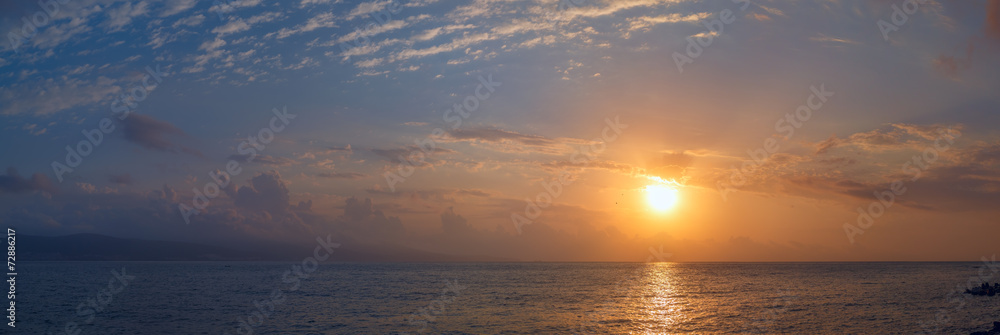 Fototapeta premium Dawn above the sea