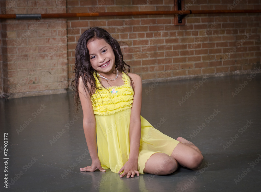 Naklejka premium Cute young hispanic dancer in a dance studio