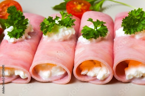 Canvas-taulu Rolled slices of ham filled with horseradish cream on plate