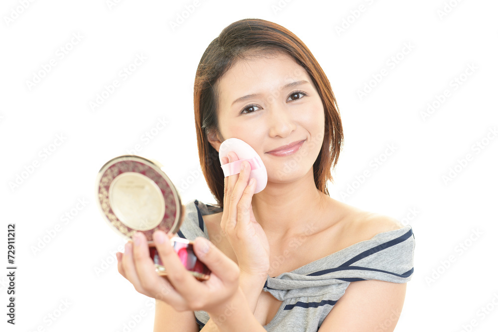 メイクアップをする女性