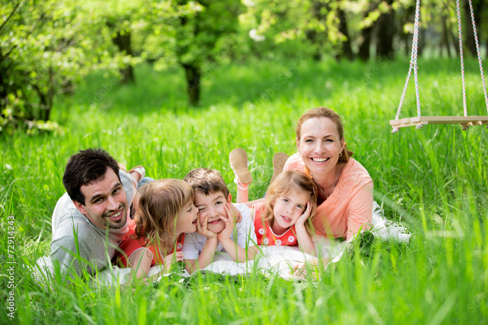 Familie mit indern macht Picknick im Grünen