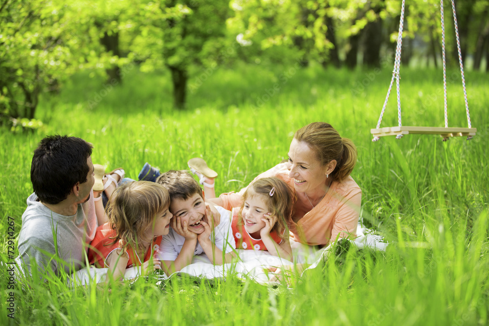 Familie mit indern macht Picknick im Grünen Familie mit indern macht Picknick im Grünen