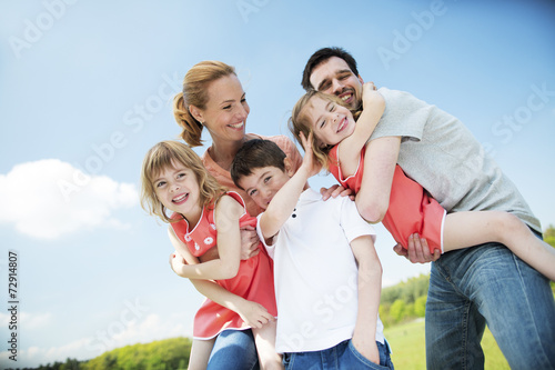 Glückliche Familie mit Kindern