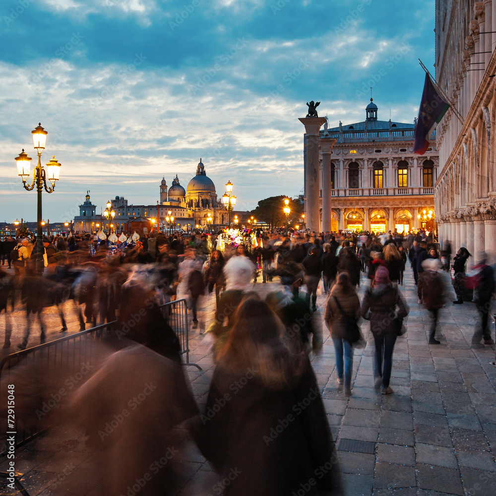 Obraz premium San Marco square full of tourists during Carnival of Venice. Ita