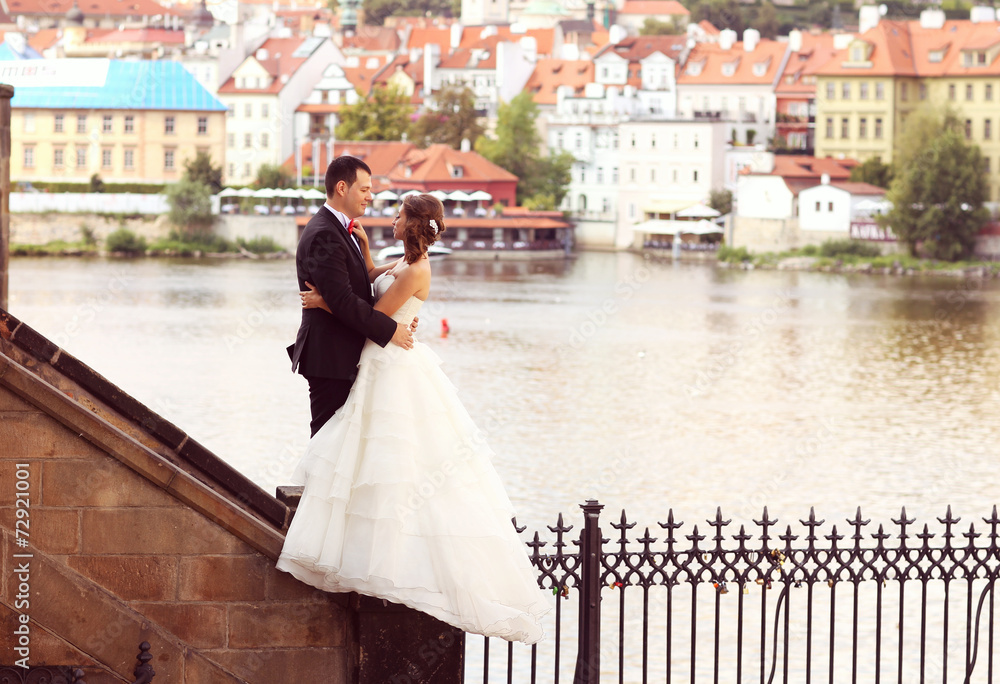 Obraz premium Bride and groom hugging in the city