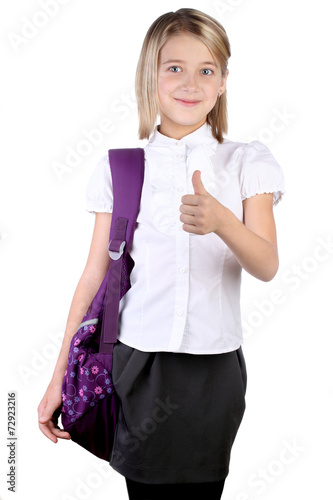 Юная школьница с портфелем на плече