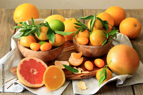 Апельсины и мандарины с листочками - натюрморт