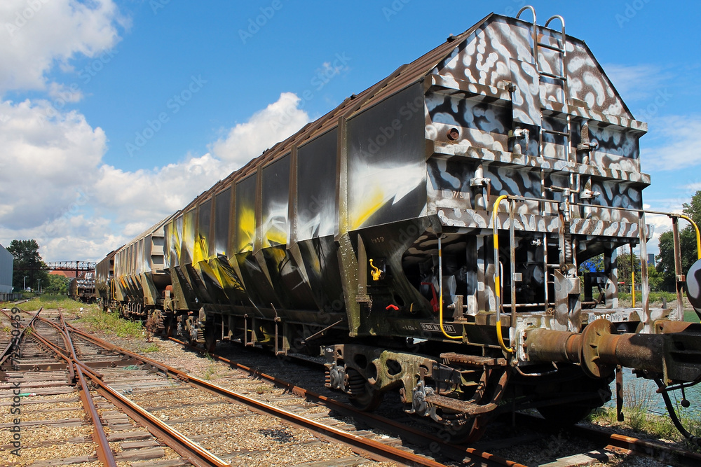 train de marchandises avec graffiti train de marchandises avec graffiti