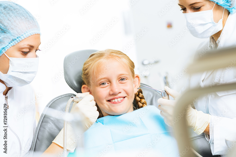 Obraz premium Dentist inspecting patient