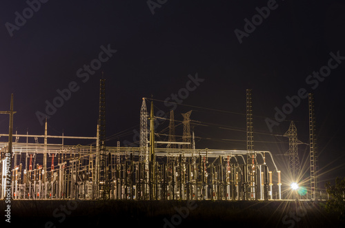 Estación electrica por la nocha