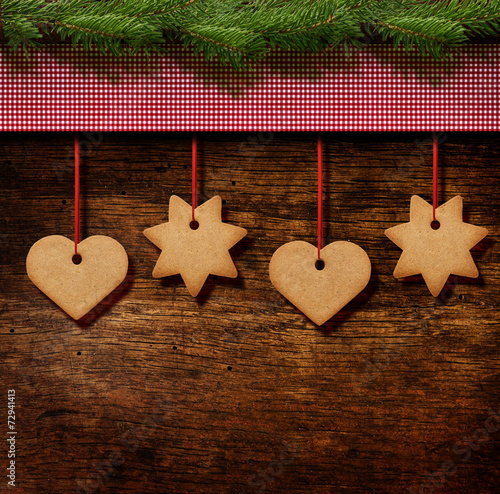 Weihnachtsgebäck mit Karostoff auf Holz