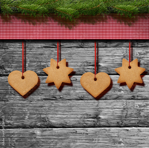 Weihnachtsgebäck mit Karostoff auf Holz