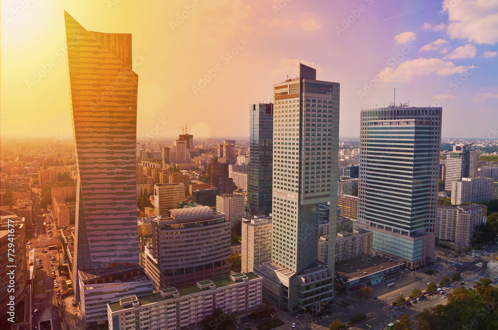 Obraz premium Warszawa centrum - zdjęcie lotnicze nowoczesnych drapaczy chmur o zachodzie słońca