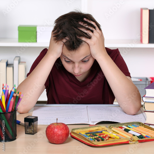 Foto Schüler hat Stress und ist verzweifelt in der Schule