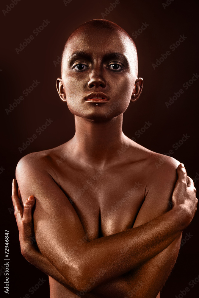 Naklejka premium beautiful woman with a bronze bodypainting