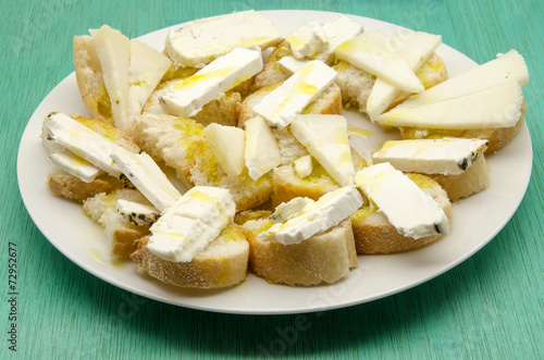 Aperitivos de queso,pan y aceite de oliva