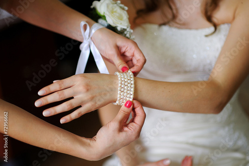 The girl wears a bracelet wedding decoration