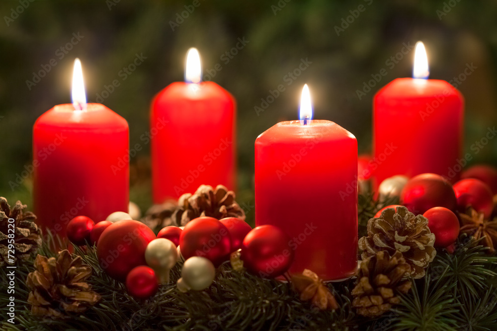 Adventskranz mit roten Kerzen Adventskranz mit roten Kerzen