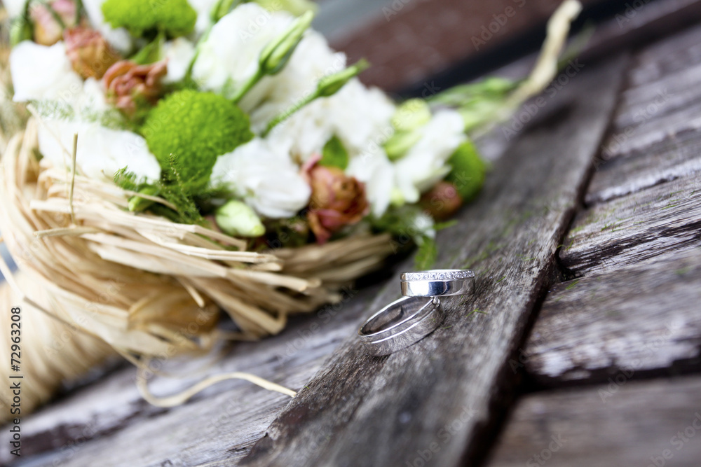 Fototapeta premium Wedding bouquet and rings