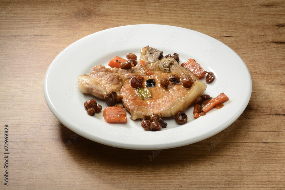 Filete de cerdo cocinado con pasas y verduras Filete de cerdo cocinado con pasas y verduras