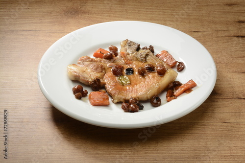 Filete de cerdo cocinado con pasas y verduras