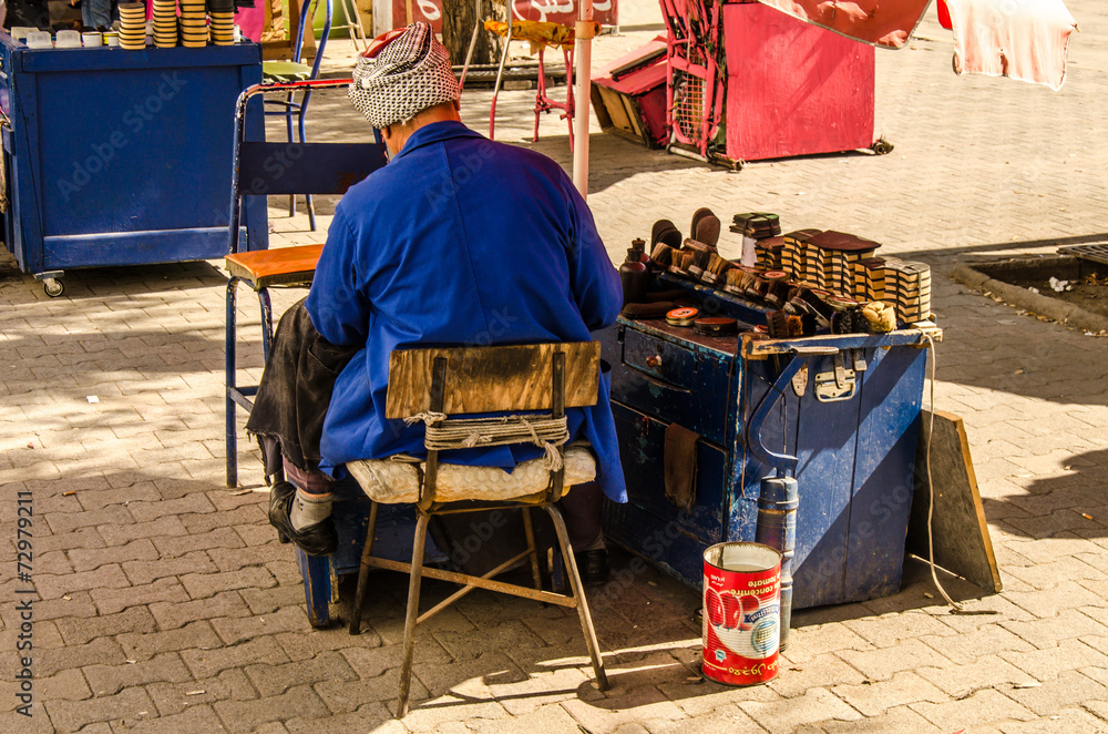 Alter Schuhmacher sitzt am Strassenrand in Tunis