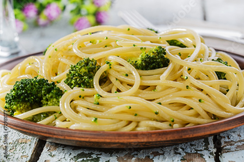 spaghetti with broccoli vegetarian dish