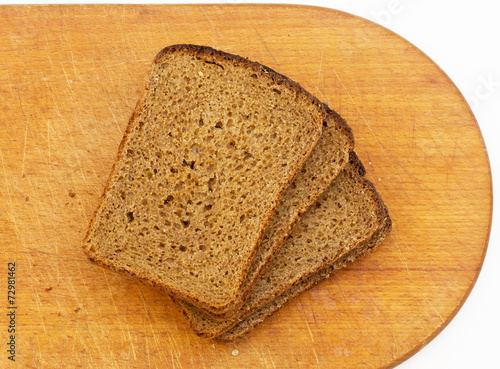 Obraz na płótnie Fresh black bread on a board w salonie