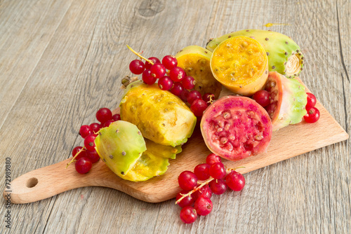 Foto prickly pears and raspberries