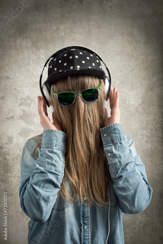 Konstfotografi Girl listening to music
