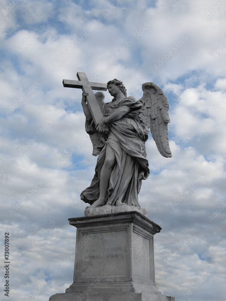 Статуя ангела на фоне облачного неба