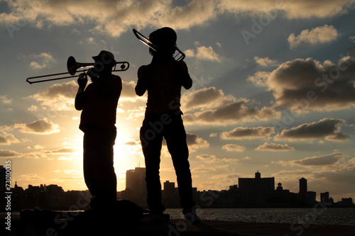Silhouettes de musiciens devant la ville de La Havane © Pierre-Jean DURIEU