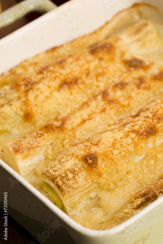 Leeks casserole with white sauce and cheese