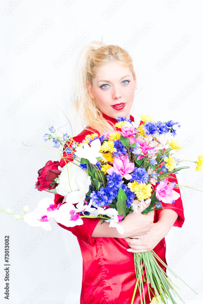 Blonde Frau mit Blumen in der Hand Blonde Frau mit Blumen in der Hand