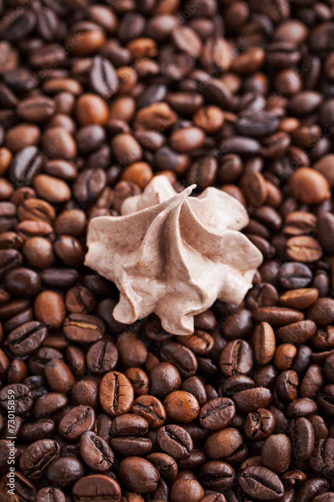 Obraz premium Chocolate meringues on coffee beans
