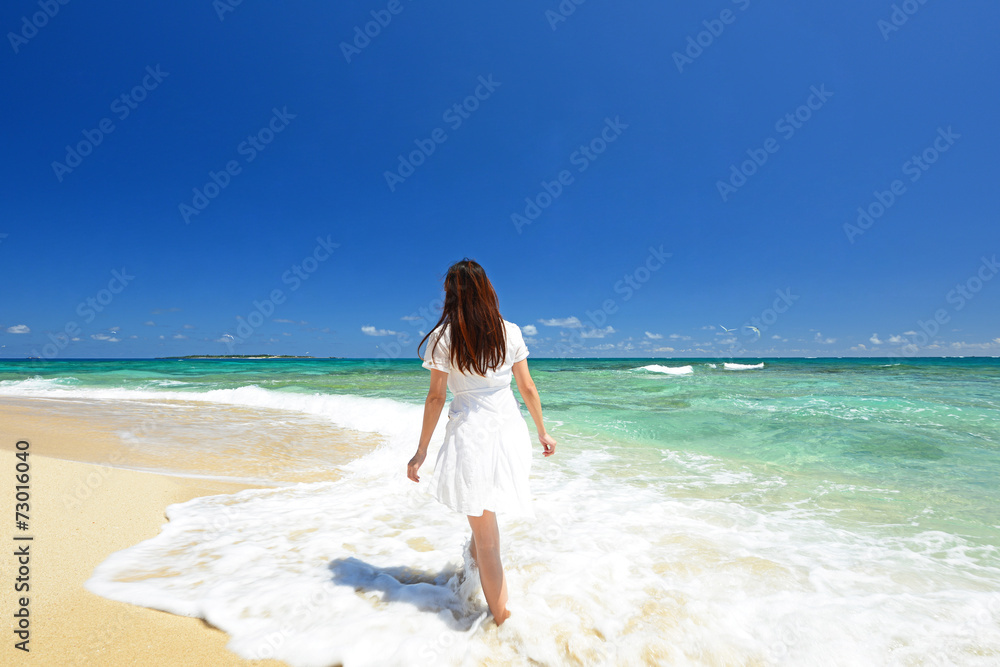 南国沖縄の美しいビーチと女性