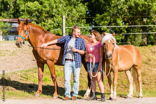 Paar streichelt Pferd auf Ponyhof © Kzenon