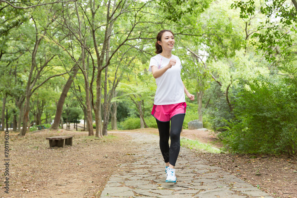 スポーツをする女性