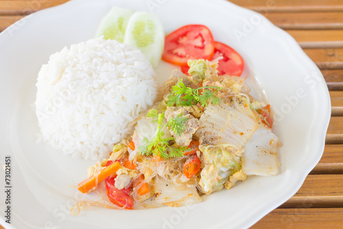Fried vermicelli with egg and chicken