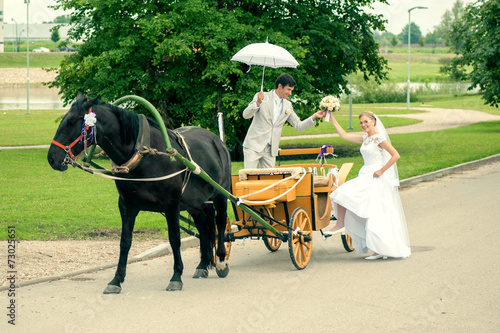 ride and groom in carriage